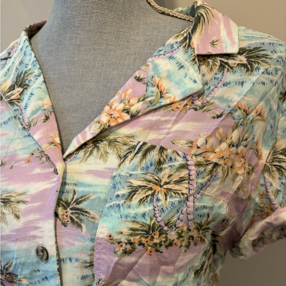 AMERICAN EAGLE SIZE XS PASTEL SHORT SLEEVE TROPICAL BUTTON DOWN